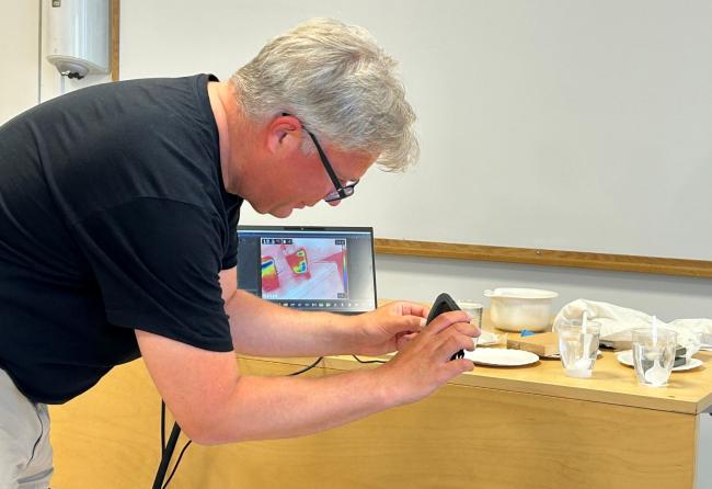 Jesper Haglund lektor i fysikens didaktik vid Karlstads universitet höll i en workshop om att använda värmekameror i undervisningen.