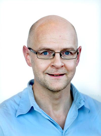 Johan Sköld  lärare och IKT-utvecklare vid Forshagaakademin  visar en bild från sin föreläsning om AI i modersmålsundervisningen.