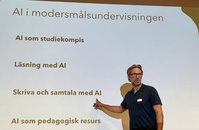 Johan Sköld håller en föreläsning