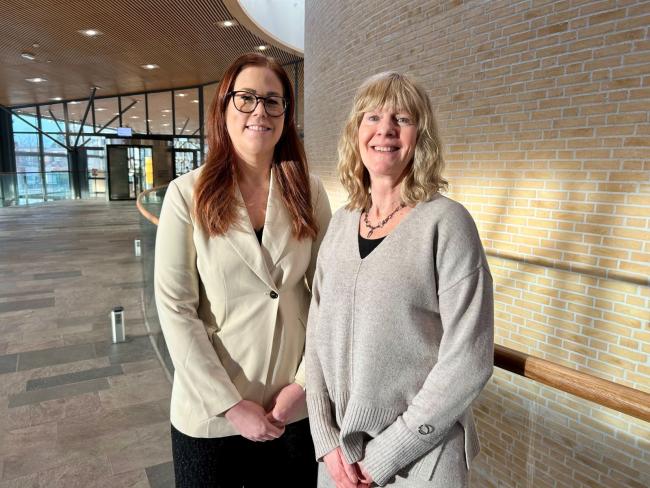 Johanna Elfgren och Anna Gund utanför Aula Magna