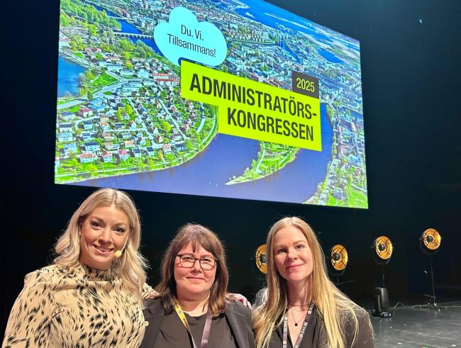 Johanna Samuelsson administratörskongressens moderator tillsammans med Karlstads universitets Linda Dunderberg projektledare och Sofie Petersson programansvarig.