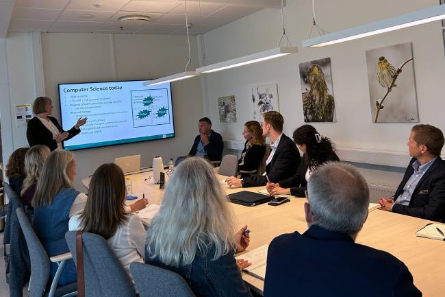 kvinna presenterar inför grupp