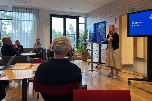 Kvinna presenterar inför publik