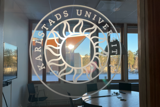 Solen reflekteras genom solen i universitetets logotyp
