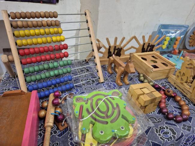 På Kiran Village tillverkas leksaker i trä av vuxna personer med funktionsnedsättningar.