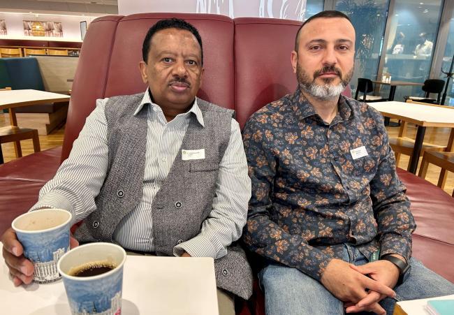 Mohammad Ali och Karwan Nemat från Kristinehamns kommun sitter och fikar.