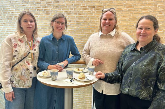 Bild på några av besökarna som fikar: Lina Johansson  Jennie Wiik Veileby  Malin Hammarlund och Monica Fredriksson.