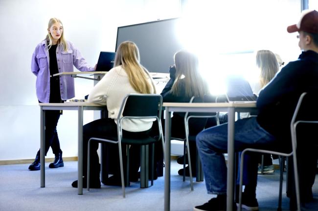 Elever med lärare i ett klassrum.