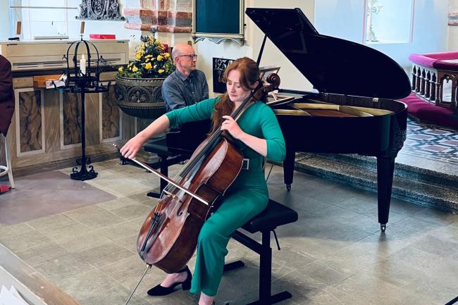 Freja Apelkvist JAA-stipendiat 2025 spelar cello