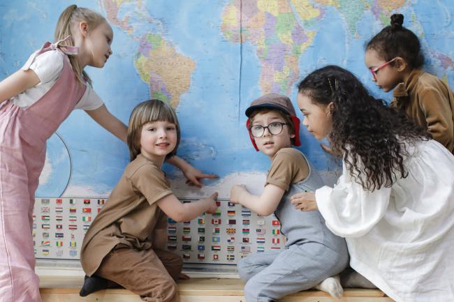 Förskolebarn och världskarta