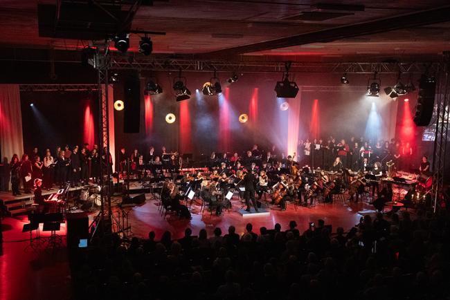Pianisten Nikita Khnykin  student vid Musikhögskolan Ingesund  dirigerar skolans julkonsert 2024