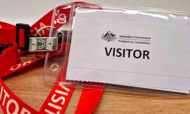 Namnskylt hos australiska regeringen_studiebesök av lärare vid pedagogiskt arbete_Karlstads universitet
