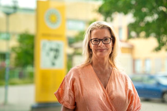 Skolminister Lotta Edholm utanför Karlstads universitet.