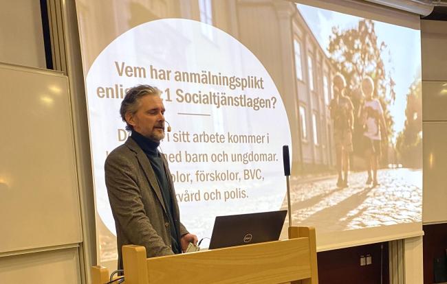 Magnus Albinsson adjunkt i socialt arbete vid Karlstads universitet föreläste om anmälningsplikt anmälan och socialtjänstens skyddsbedömning samt förhandsbedömning.