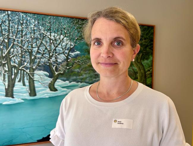 Malin Hedberg  chef för enheten för modersmålslärare i Hammarö kommun  framför en tavla på Karlstads universitet.