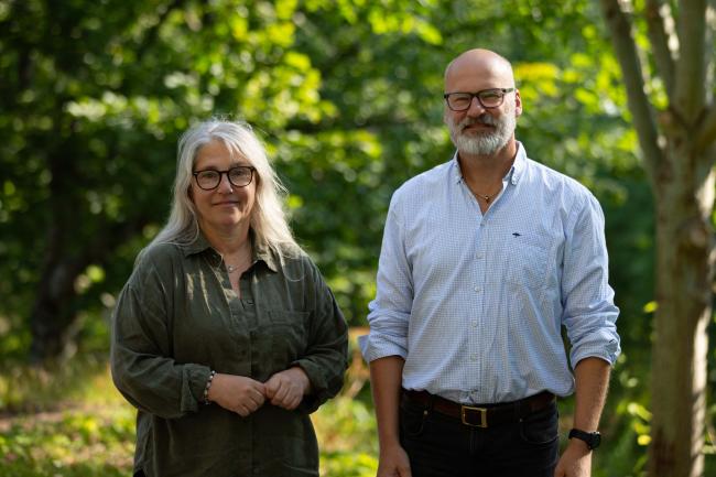 en kvinna och en man som tittar in i kameran