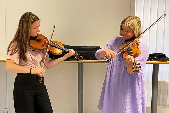 Maria ten Wolde och Evelina Axelsson, studenter från musiklärarprogrammet på Musikhögskolan Ingesund, förgyllde fikastunderna. 