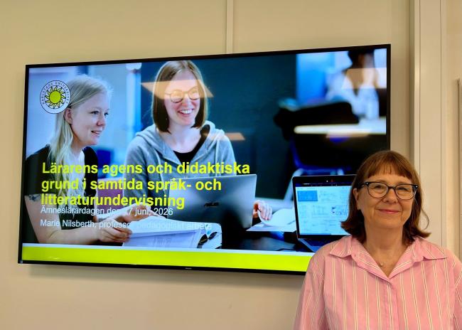 Bild på Marie Nilsberth  professor i pedagogiskt arbete vid Karlstads universitet  när hon håller i en av diskussionsföreläsningarna.