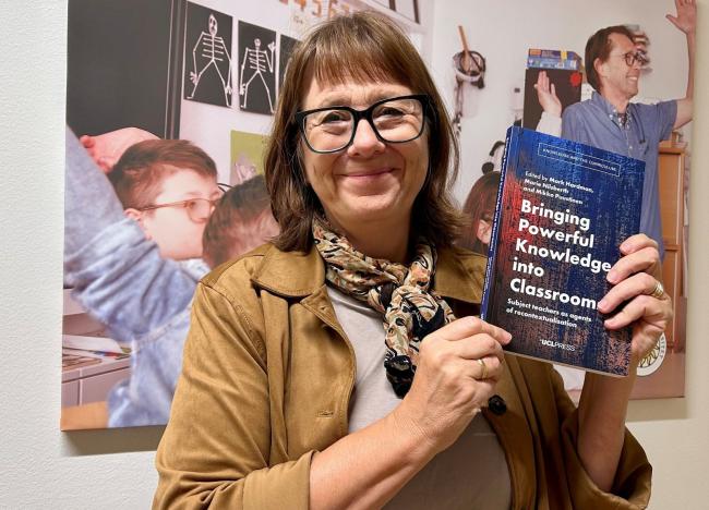 Marie Nilsberth visar upp boken.