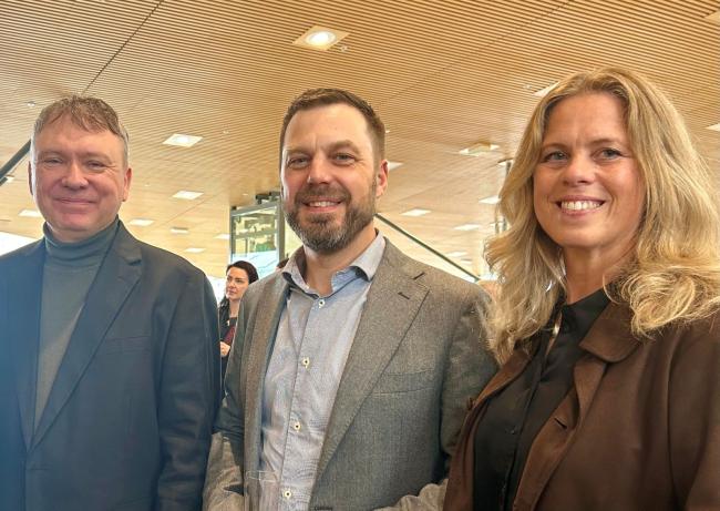 Bild på de vetenskapliga ledarna vid FoU Välfärd Värmland  Markus Arvidson och Birgitta Persdotter   tillsammans med Karlstads universitets rektor Jerker Moodysson  i mitten.