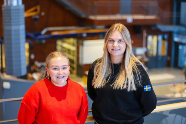 Mathilda Nilsson och Ida Frost utanför pedagogiska verkstaden.