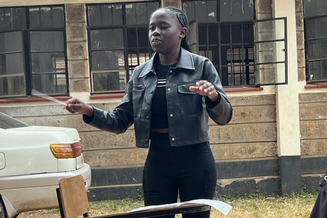 Kvinna dirigerar orkester_Gästspel på läger i Nairobi 2026