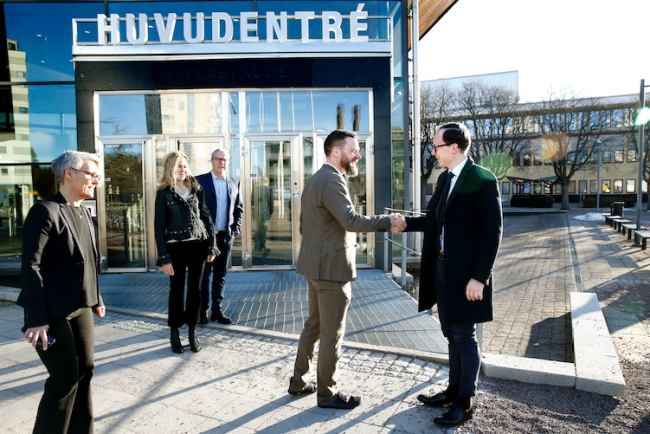 Utbildningsminister Mats Persson besökte Kau