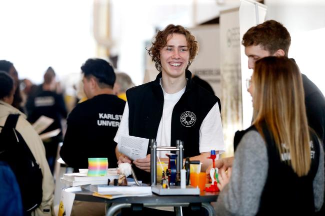 Studenten Isac Pettersson i montern för Tekniskt- naturvetenskapligt basår på Kaudagen 2025