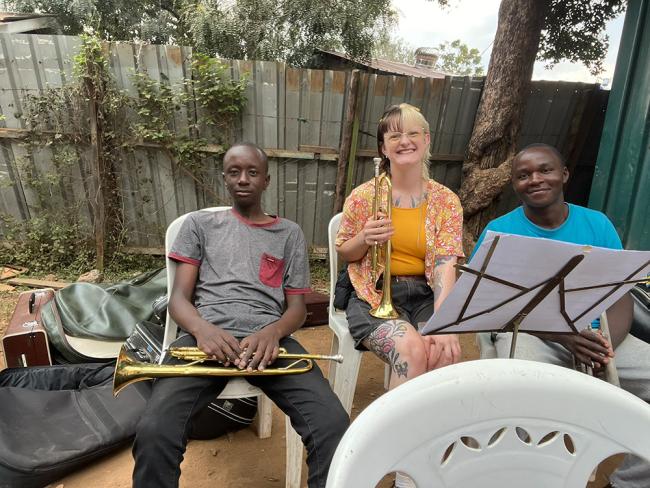 Student med två trumpetelever_Gästspel på läger i Nairobi 2026