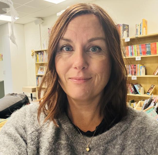 Bild på  Nina Widoff som arbetar som skolbibliotekarie.