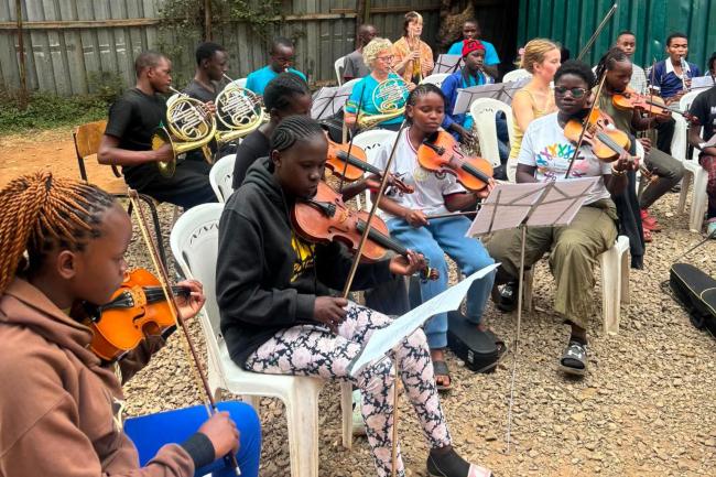 Barn och vuxna som spelar i stor orkester i Nairobi