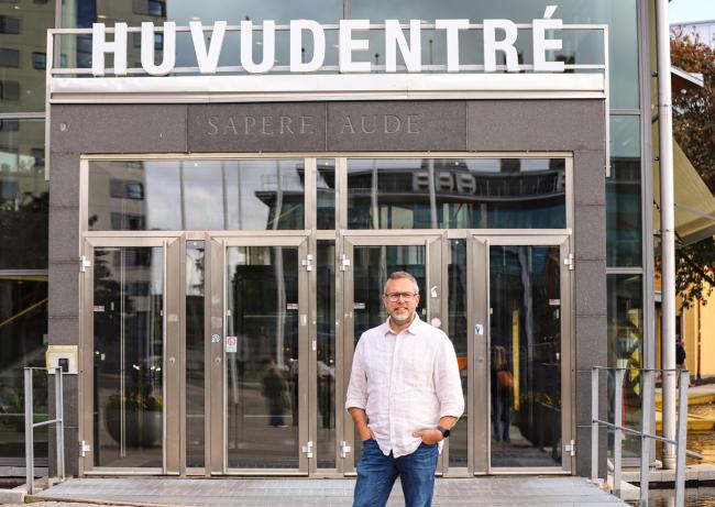 Patrik Holm står utanför Huvudentrén vid Kau