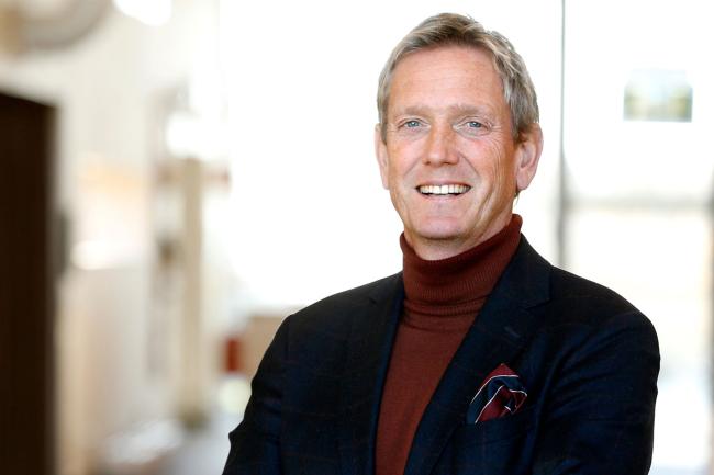 Man i kavaj och polo