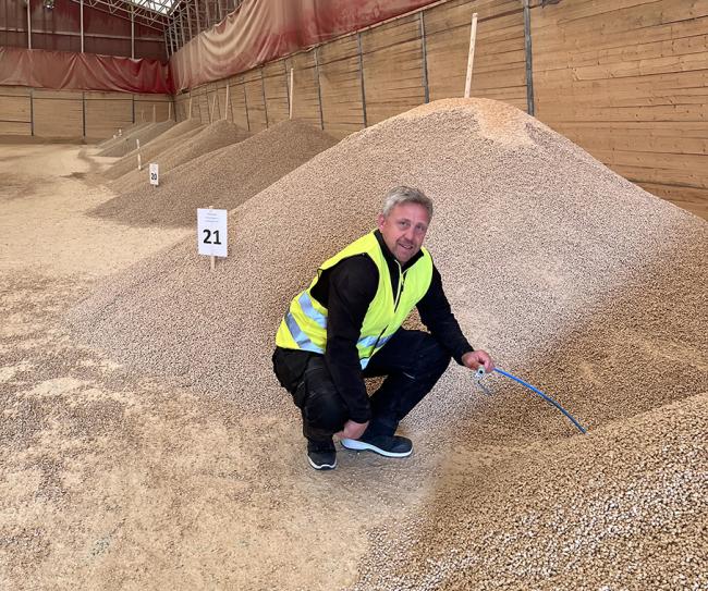 Stefan Frodeson framför högar med olika pellets.