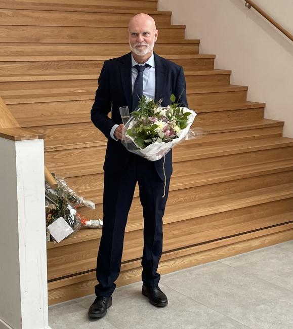 Per Blomberg har tagit emot blommor.
