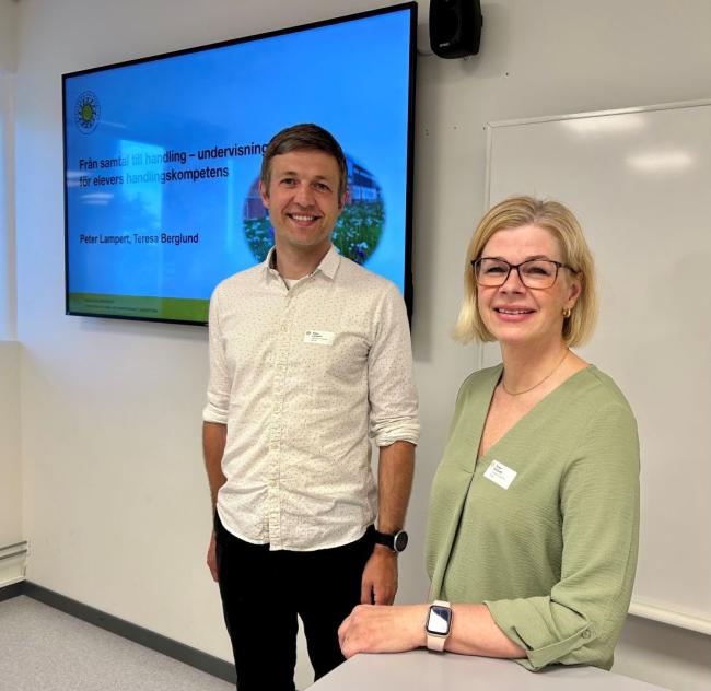 Bild på Peter Lampert och Teresa Berglund som håller i en workshop i en lektionssal.