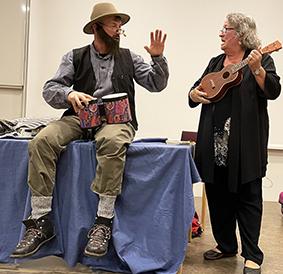 En trumma och en ukulele fick deltagarna att sjunga och dansa.  