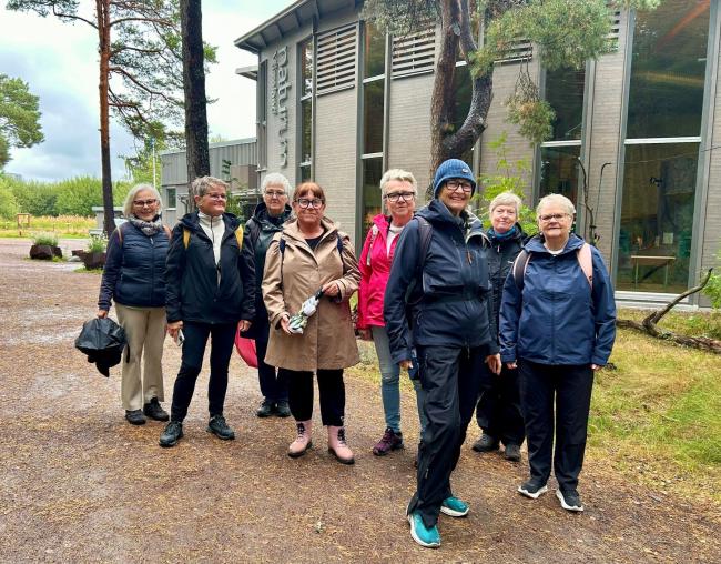 Karin Larsson  Kristina Andersson  Katrin Dahlin  Eva Hallgren  Annelie Bodén  Monica Naeser  Gun Klarqvist och Lisbet Jalmarsson  alla tidigare medarbetar på Karlstads universitet  promenerar i Mariebergsskogen i Karlstad.