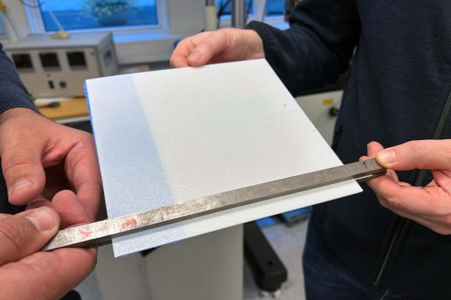 närbild på material som ska testas