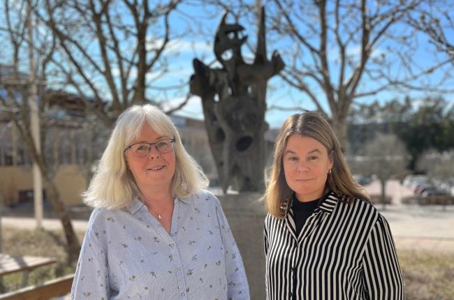 Gunilla Klinteskog och Sara Hidén står i solen framför en staty