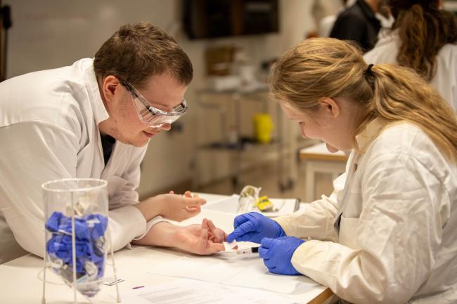 Sebastian Rask och Ellen Sjöstedt  BMA studenter som labbar
