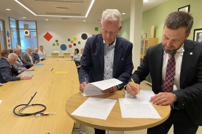 Görgen Johansson and Jerker Moodysson signing the cooperation agreement.