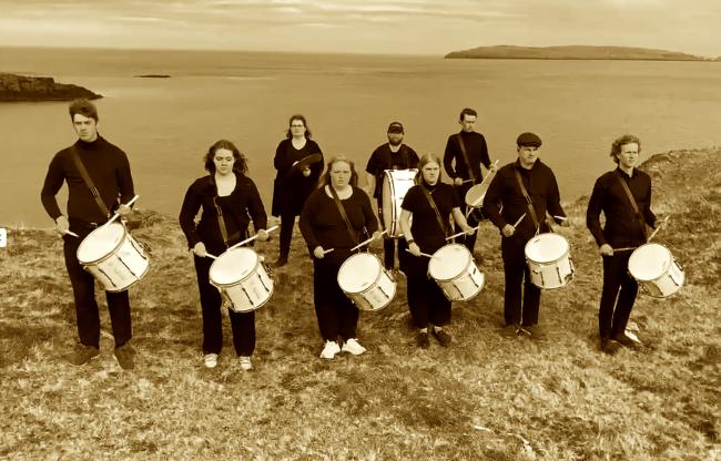 Slagverkare vid havet på Färöarna