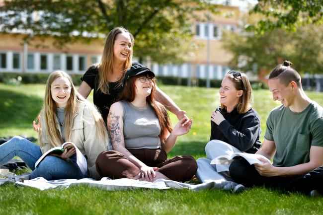 studenter i universitetsparken