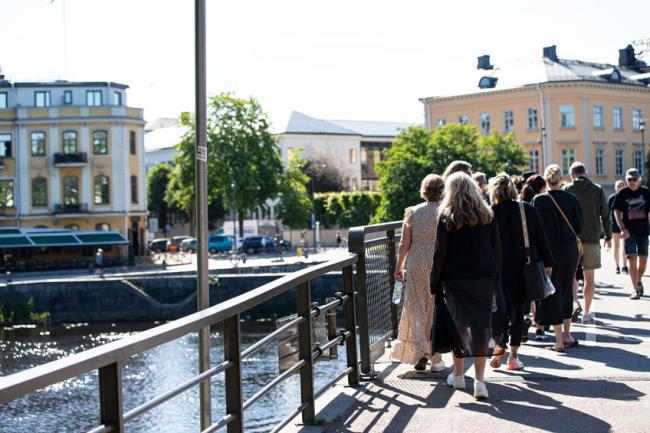 folk går på en bro vid Stadshotellet.