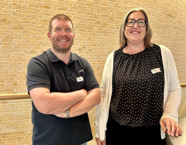 Bild på deltagarna Stefan Uusitalo och Helen Engdal utanför aulan.