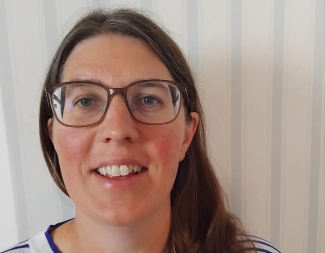 Leende kvinna med randig tapet i bakgrunden_Stina Wennberg_doktorand på Musikhögskolan Ingesund 2026