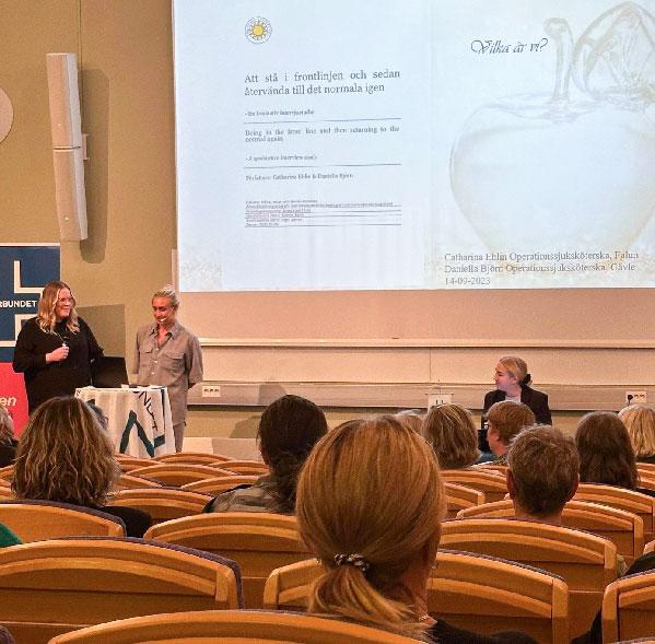 operationssjuksköterskorna Catharina Ehlin (Falun) och Daniella Björn (Gävle) mottar Vårdförbundets stipendium i Region Gävleborg för bästa  examensarbete på avancerad nivå. 