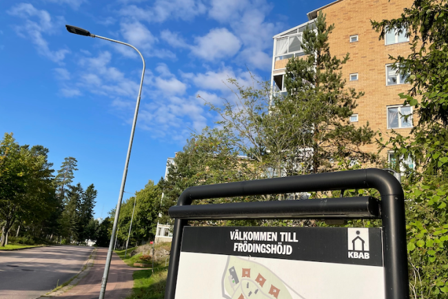 Infart till Frödingshöjd med skylt med karta över området