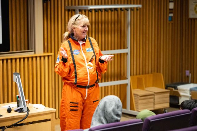 Susanne Walan berättar om rymden under Forskarfredag 24